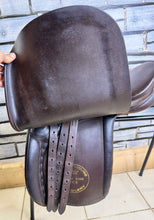Load image into Gallery viewer, 17” Wide Palaton Derby House Show Ring Mark II Working Hunter Saddle - Brown