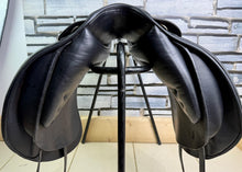 Load image into Gallery viewer, 16 1/2” MW Farrington Centreline Dressage Saddle - Black