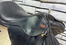 Load image into Gallery viewer, 17 1/2” W-XW Changeable Gullet Kent &amp; Masters Monoflap Jump Saddle - Black