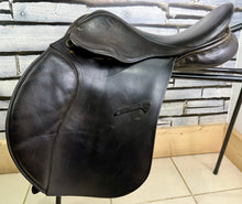 Load image into Gallery viewer, 17” Wide Jeffries Falcon Hawk Event Saddle - Black
