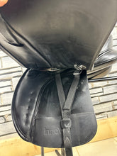 Load image into Gallery viewer, 17 1/2” M Changeable Gullet Bates Innova Saddle - Black