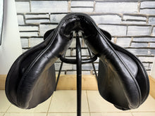 Load image into Gallery viewer, 17 1/2” Medium Lemetex ‘The Stylist’ Jump Saddle - Black