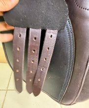 Load image into Gallery viewer, 17 1/2” XW English VSD/GP/WH Saddle - Brown