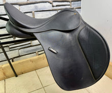 Load image into Gallery viewer, 17 1/2” Wide/Changeable Gullet Wintec GP Saddle - Black - Flocked - Lightweight