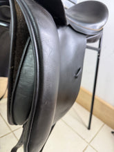 Load image into Gallery viewer, 18” XW Sue Carson Flair Dressage Saddle on 17” Panels-Brown- Big Blocks