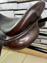 Load image into Gallery viewer, 17 1/2” XW Kruger WH/VSD Working Hunter Cob Saddle -Brown- Extra Wide 4xStraps