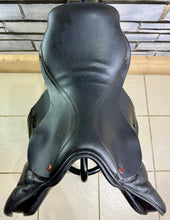 Load image into Gallery viewer, 17 1/2” MW Albion K2 Jump Saddle - Black -Big Blocks- Mega Comfy