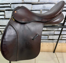 Load image into Gallery viewer, 17” Medium Kings Saddley VSD Saddle - Brown