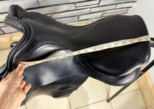 Load image into Gallery viewer, 17 1/2” MW Albion K2 Jump Saddle - Black