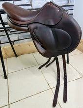Load image into Gallery viewer, 16 1/2” MW Childeric CFSC Monoflap Jump Saddle - Brown