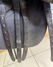 Load image into Gallery viewer, 17” XW Silhouette Dual/Double Flap Jump Saddle - Black/Brown