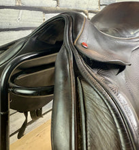 Load image into Gallery viewer, 17 1/2” MW Albion Kontrol Ultima Forward Flap Jump Saddle - Brown