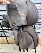 Load image into Gallery viewer, 16 1/2” Wide/Changeable Gullet Wintec Pony GP Saddle - Brown