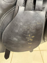 Load image into Gallery viewer, 18” Wide Jeffries Falcon Hawk Event Saddle - Black