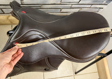 Load image into Gallery viewer, 17” Wide Changeable Gullet Whitaker Overton Jumping Saddle - Brown