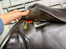 Load image into Gallery viewer, 17 1/2” Medium Albion Kontrol Forward Flap Jump Saddle - Brown