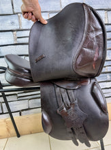 Load image into Gallery viewer, 17” MW Heritage Close Contact Jump Saddle - Brown