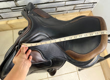 Load image into Gallery viewer, 17” XW Silhouette Dual/Double Flap Jump Saddle - Black/Brown