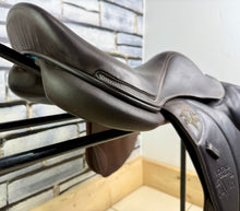 Load image into Gallery viewer, 18 1/2” MW Voltaire Stutgartt Double Flap Jump Saddle - Brown