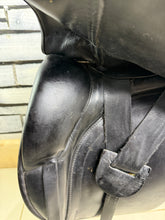 Load image into Gallery viewer, 17 1/2” MW Ideal/Crown Toshina Dressage Saddle - Black