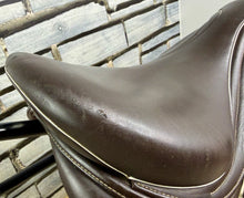 Load image into Gallery viewer, 17” Wide Changeable Gullet Whitaker Overton Jumping Saddle - Brown