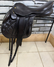Load image into Gallery viewer, 17” MW Black Country Vinici Monoflap Jump Saddle - Brown - Flocked Close Contact