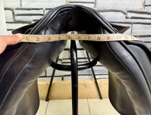 Load image into Gallery viewer, 17 1/2” Wide Ideal/Batchelors Suzannah Dressage Saddle - Black