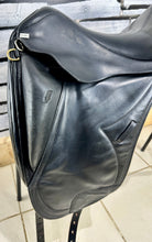 Load image into Gallery viewer, 17” MW Sue Carson Kestrel Monoflap Dressage Saddle - Black