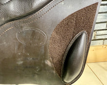 Load image into Gallery viewer, 17 1/2” MW/Changeable Gullet Kent &amp; Masters S Series Jump Saddle - Brown