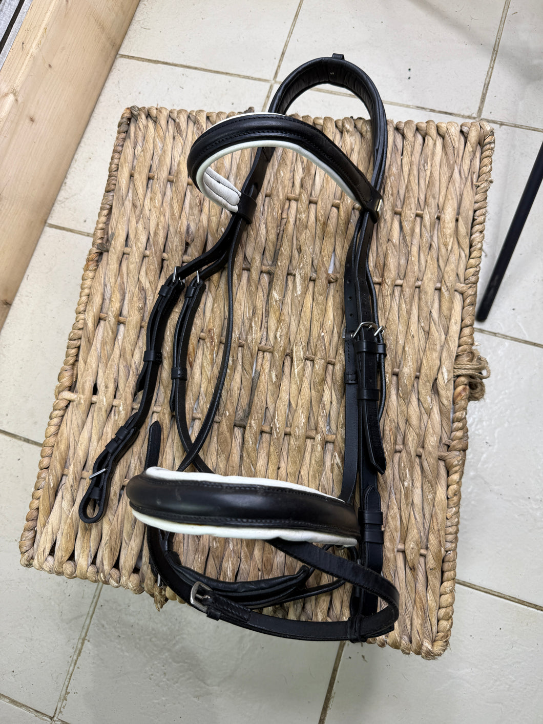 S/H Sue Carson Hidden Flash Padded Comfort Bridle-Black/White