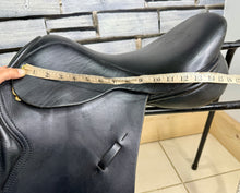 Load image into Gallery viewer, 17 1/2” Wide Black Country Ricochet High Wither Jump Saddle - Black