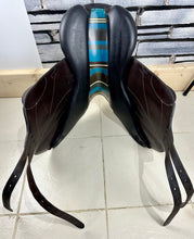 Load image into Gallery viewer, 17” MW Voltaire Lexington Monoflap Jump Saddle - Brown