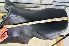 Load image into Gallery viewer, 17 1/2” MW Harry Dabbs Jaguar Jump Saddle - Black