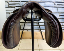 Load image into Gallery viewer, 18” XW Olney (Fylde Marjory) Suede Show/Working Hunter Saddle -Brown- Suede Top