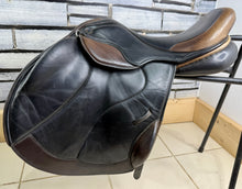 Load image into Gallery viewer, 17” XW Silhouette Dual/Double Flap Jump Saddle - Black/Brown