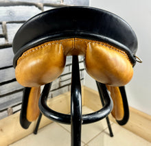 Load image into Gallery viewer, 18” MW (Fit 31) Stubben Siegfried Extra GP/Jump Saddle - Black/Tan