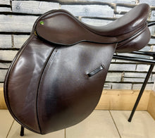 Load image into Gallery viewer, 17” Wide Crown/Ideal 1350 GP Saddle - Brown - Big Blocks - English Leather