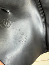 Load image into Gallery viewer, 17” MW Oakland House Saddlery GP/Jump Saddle - Black - Cob Medium Wide