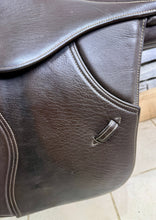 Load image into Gallery viewer, 17” Wide Changeable Gullet Whitaker Overton Jumping Saddle - Brown