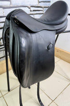 Load image into Gallery viewer, 16 1/2” MW Farrington Centreline Dressage Saddle - Black