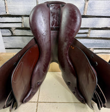 Load image into Gallery viewer, 17” Medium Prestige/John Whitaker Jump Saddle - Burgundy