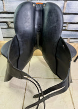 Load image into Gallery viewer, 17 1/2” Medium-MW Devoucoux Chiberta Lab Monoflap Jump Saddle - Black/Orange