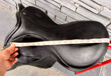 Load image into Gallery viewer, 17 1/2” Wide Ideal International Event Saddle - Black