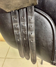 Load image into Gallery viewer, 17” XW/Changeable Gullet Bates Caprilli GP Saddle - Black