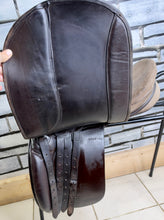 Load image into Gallery viewer, 18” XW Olney (Fylde Marjory) Suede Show/Working Hunter Saddle -Brown- Suede Top