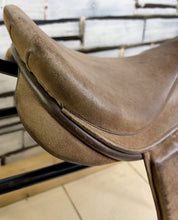 Load image into Gallery viewer, 18” XW Olney (Fylde Marjory) Suede Show/Working Hunter Saddle -Brown- Suede Top