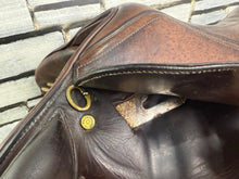 Load image into Gallery viewer, 17 1/2” Wide Paramount Monoflap Jump Saddle - Brown