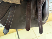 Load image into Gallery viewer, 17 1/2” MW/Changeable Gullet Kent &amp; Masters S Series Jump Saddle - Brown