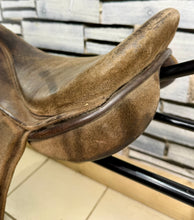 Load image into Gallery viewer, 18” MW Fylde Marjory Suede Show/Working Hunter Saddle -Brown- Suede Top