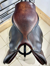 Load image into Gallery viewer, 17 1/2” MW Bruno Del Grange Close Contact Jump Saddle - Brown